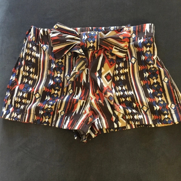 Kaitlyn Women’s Shorts Aztec Geometric Print Bow Brown Multi Colored Size Small - Picture 1 of 3